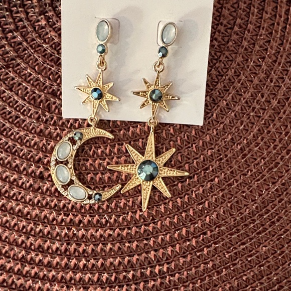 🆕 Betsey Johnson Blue Crescent Moon & Star Asymmetrical Earrings - Picture 8 of 9